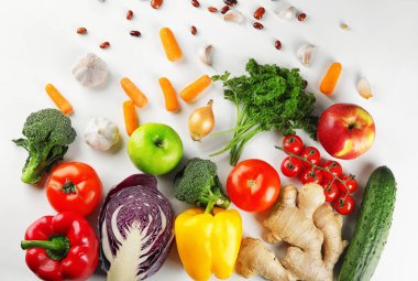 Düz beyaz arka plan üzerinde gıda diyet ile kompozisyon yatıyordu