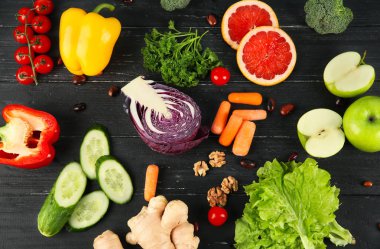 Düz diyet ile kompozisyon gıda ahşap zemin üzerinde yatıyordu