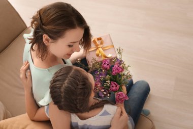 Küçük kız annesi evde tebrik