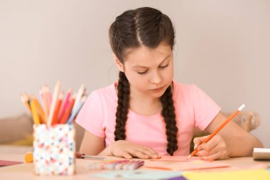 Küçük kız anne evde için tebrik kartı yapmak