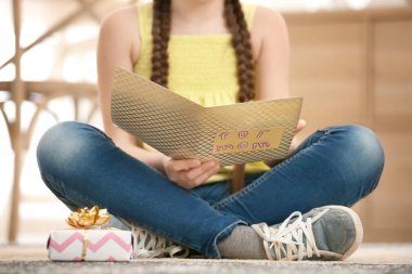 El yapımı tebrik kartı ve evde annesi için bir hediye ile küçük kız