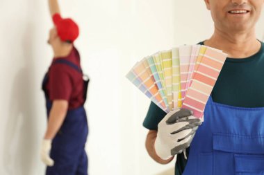Renk paleti örnekleri kapalı ile üniformalı erkek ressam