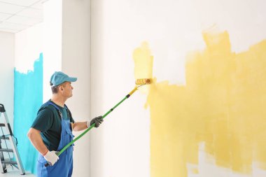 Tek tip kapalı çalışma erkek ressam