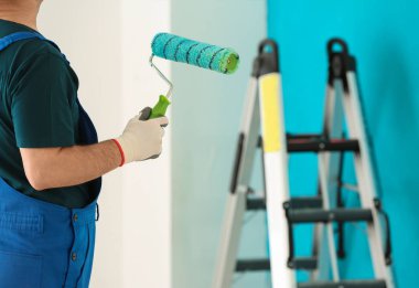 Erkek ressam rulo fırça kapalı üniformalı