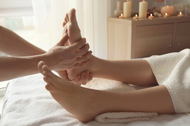 Güzel genç kadın ayak masaj spa salonda alma
