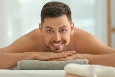 Spa salonda masaj masada yatan adam