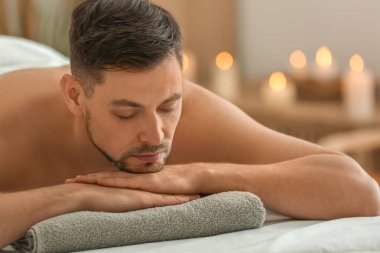 Spa salonda masaj masada yatan adam