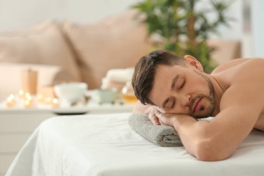 Spa salonda masaj masada yatan adam