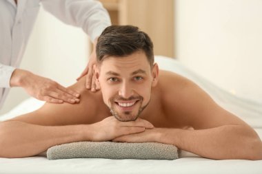 masaj spa salonu içinde sahip adam