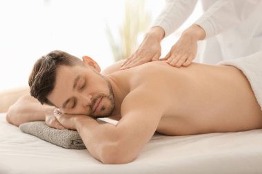 masaj spa salonu içinde sahip adam