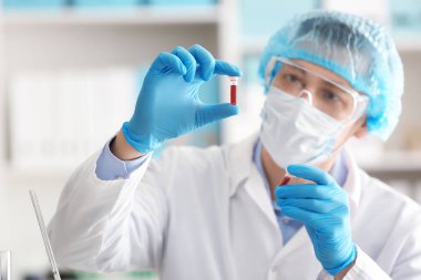 Laboratuvarda çalışan bilim adamı.