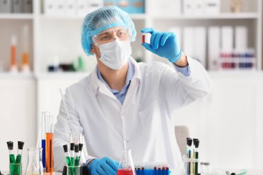 Laboratuvarda çalışan bilim adamı.