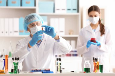 Laboratuvarda çalışan bilim adamları