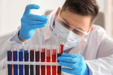 Laboratuvar test tüpleri ile çalışan bilim adamı