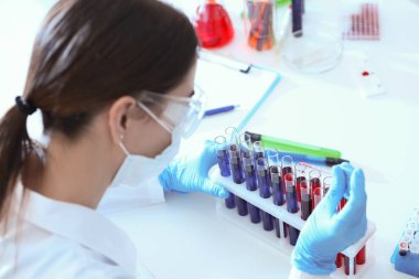 Laboratuvarda çalışan kadın bilim adamı.