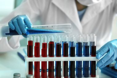 Laboratuvar, closeup çalışan bilim adamı