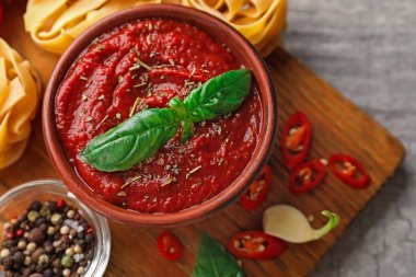 Tablo, closeup baharatlı domates soslu kase