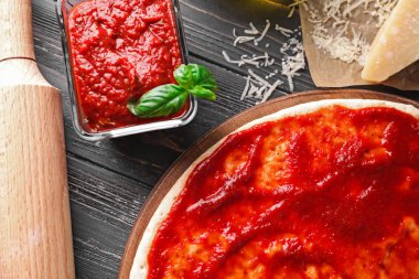 Ahşap masa, closeup üzerinde domates soslu pizza hamur