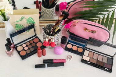 Dekoratif kozmetik makyaj fırçaları ile beyaz masaya ayarla