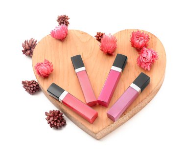 Güzel dudak glosses ahşap kalp ve çiçek beyaz arka plan üzerinde