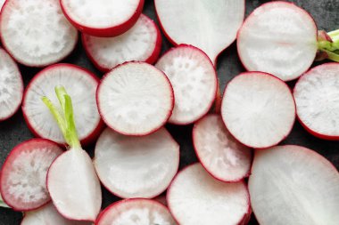 Tablo, closeup olgun dilimlenmiş turp