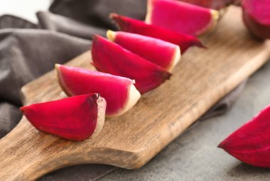 Ahşap masa, closeup üzerinde olgunlaşmış dilimlenmiş pancar