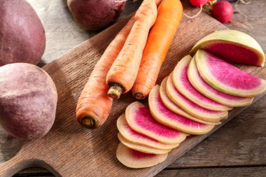 Turp ve havuç masada ahşap tahta