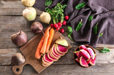 Ahşap masa üzerinde olgunlaşmış taze sebze ile düz yatıyordu kompozisyon