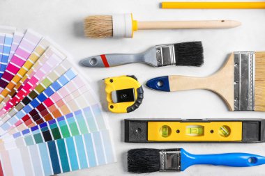 Işık arka plan üzerinde ressamın araçlar kümesi