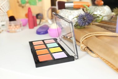 Dizi kaptırdın ve kapatıcı tuvalet masası üzerinde