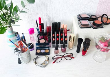 Dekoratif kozmetik makyaj fırçaları ile masaya kapalı ayarla