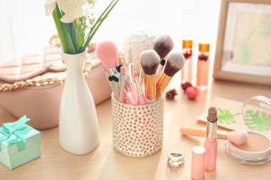 Dekoratif kozmetik makyaj fırçaları ile masaya kapalı ayarla