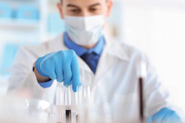 Laboratuvar test tüpleri ile bilim adamı