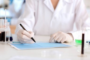 Laboratuvar masasında çalışan bilim adamı