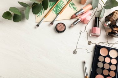 Dekoratif kozmetik ve aksesuar beyaz ahşap zemin üzerinde kompozisyonu