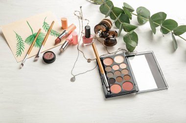 Dekoratif kozmetik ve aksesuar beyaz ahşap zemin üzerinde kompozisyonu