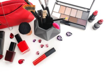 Beyaz arka plan üzerinde kozmetik ürünlerle makyaj fırçaları