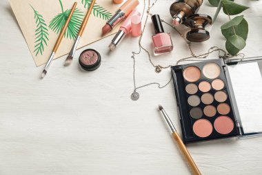 Dekoratif kozmetik ve aksesuar beyaz ahşap zemin üzerinde kompozisyonu