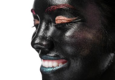 Beyaz arka planda, closeup gerçeküstü makyaj ile güzel genç kadın portresi