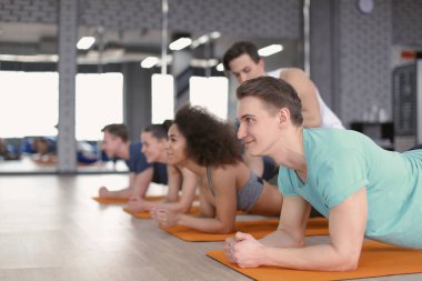 Spor salonunda egzersiz yaparak sportif gençler