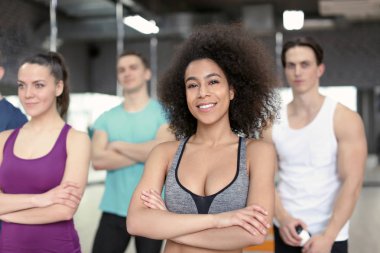 Sporcular spor salonunda grup ile sportif kız