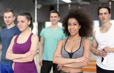 Sporcular spor salonunda grup ile sportif kız