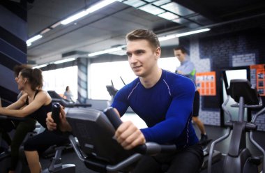 özel spor ekipmanları Gym eğitim genç adam