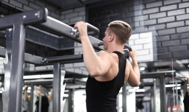 Atletik adam modern spor salonunda eğitim