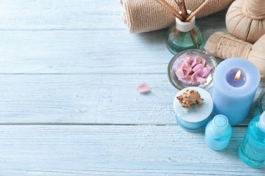Ahşap arka planda güzel bir spa kompozisyonu