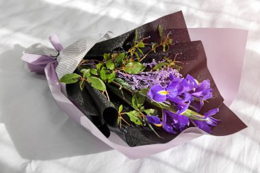 Yatakta hediye olarak güzel çiçekler