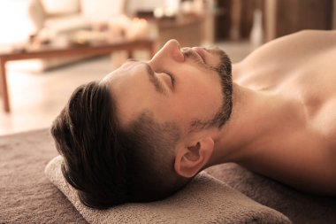 Genç adam rahatlatıcı spa salonu Masaj tablo