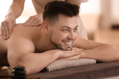Genç adam masaj spa salonu alma