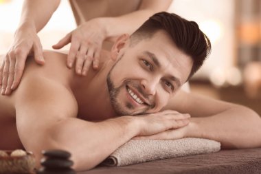 Genç adam masaj spa salonu alma