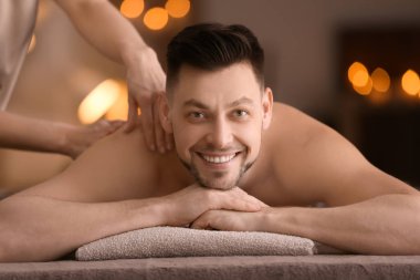 Genç adam masaj spa salonu alma